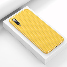 Silikon Hülle Handyhülle Gummi Schutzhülle Tasche Line C02 für Samsung Galaxy A70 Gelb